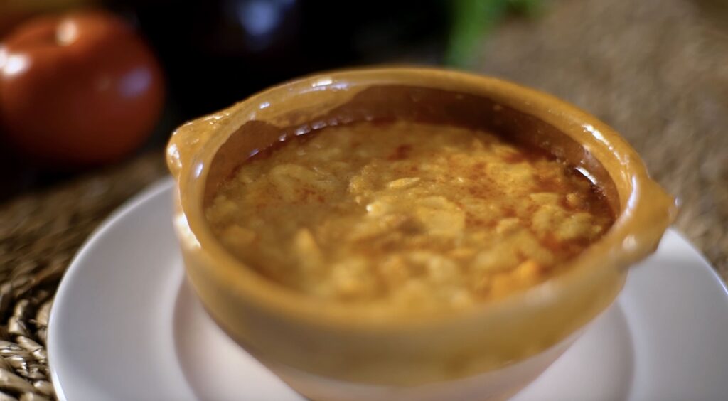 cazuelita de barro con sopas de ajo